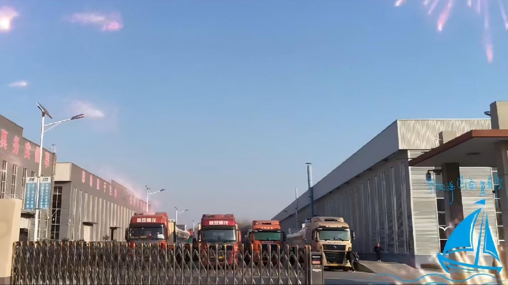 重磅發(fā)貨！印尼16臺(tái)訂單首批8臺(tái)14車(chē)發(fā)往上海港～ 2000型800㎡硬核配置，宏運(yùn)壓濾機(jī)，一切只為您滿意！??